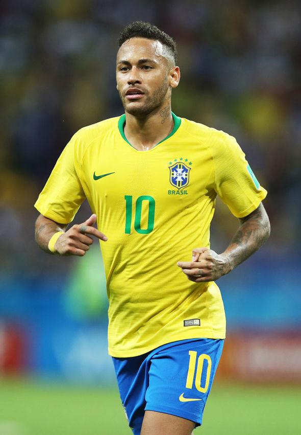 创历史，埃因霍温是首支正式比赛在安菲尔德打进3球的荷兰球队（历史首例！埃因霍温成首支在安菲尔德正式赛攻入3球的荷兰队）